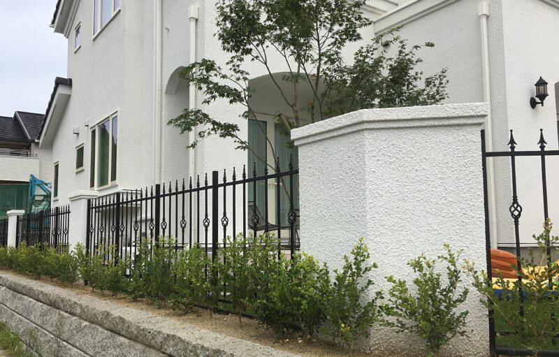 門・フェンスはLIXILのラフィーネを使用。上品な印象です。